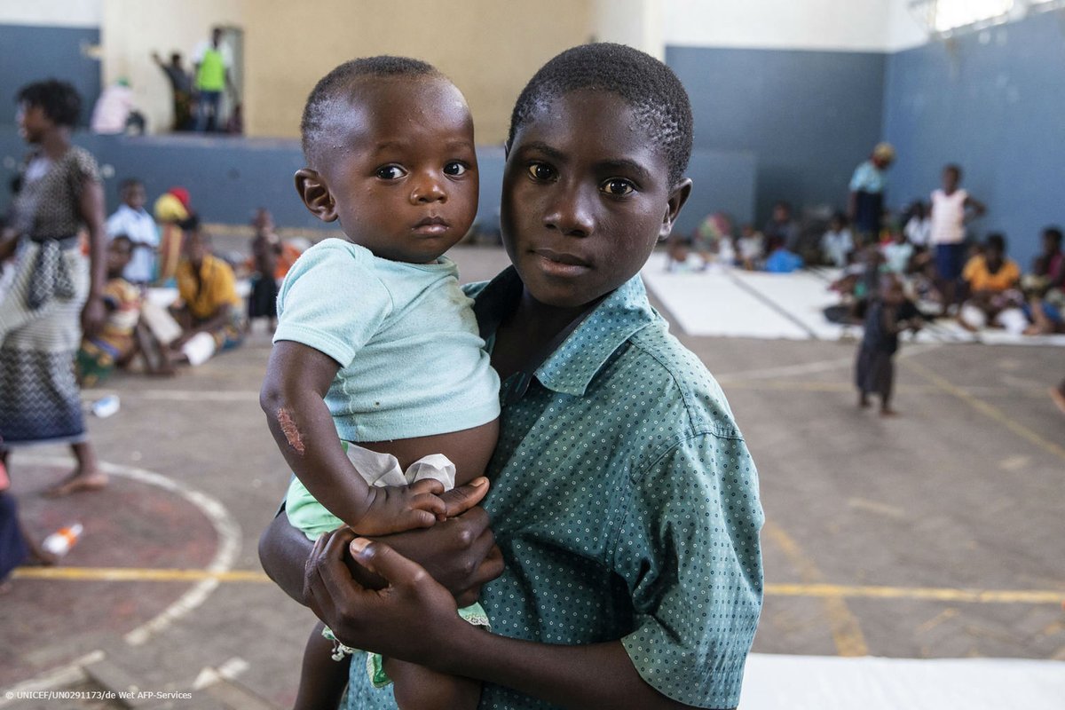 UNICEF_FR's tweet photo. Plus d’1 million d’enfants ont été touchés par le #CycloneIday et les inondations qu’il a causées au Mozambique.
Nous sommes engagés dans une course contre la montre pour venir en aide à des enfants comme Helcio et le petit Anderson. https://t.co/BaOhk6RRKX