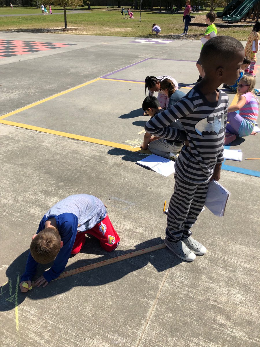 StevaFlowers's tweet photo. Measuring the length of our shadows on this beautiful, sunny day! Will their shadow change throughout the day? ⁦@HumbleISD_FCE⁩ #fce1819 #patternsinthesky https://t.co/IjpLqrAiGX