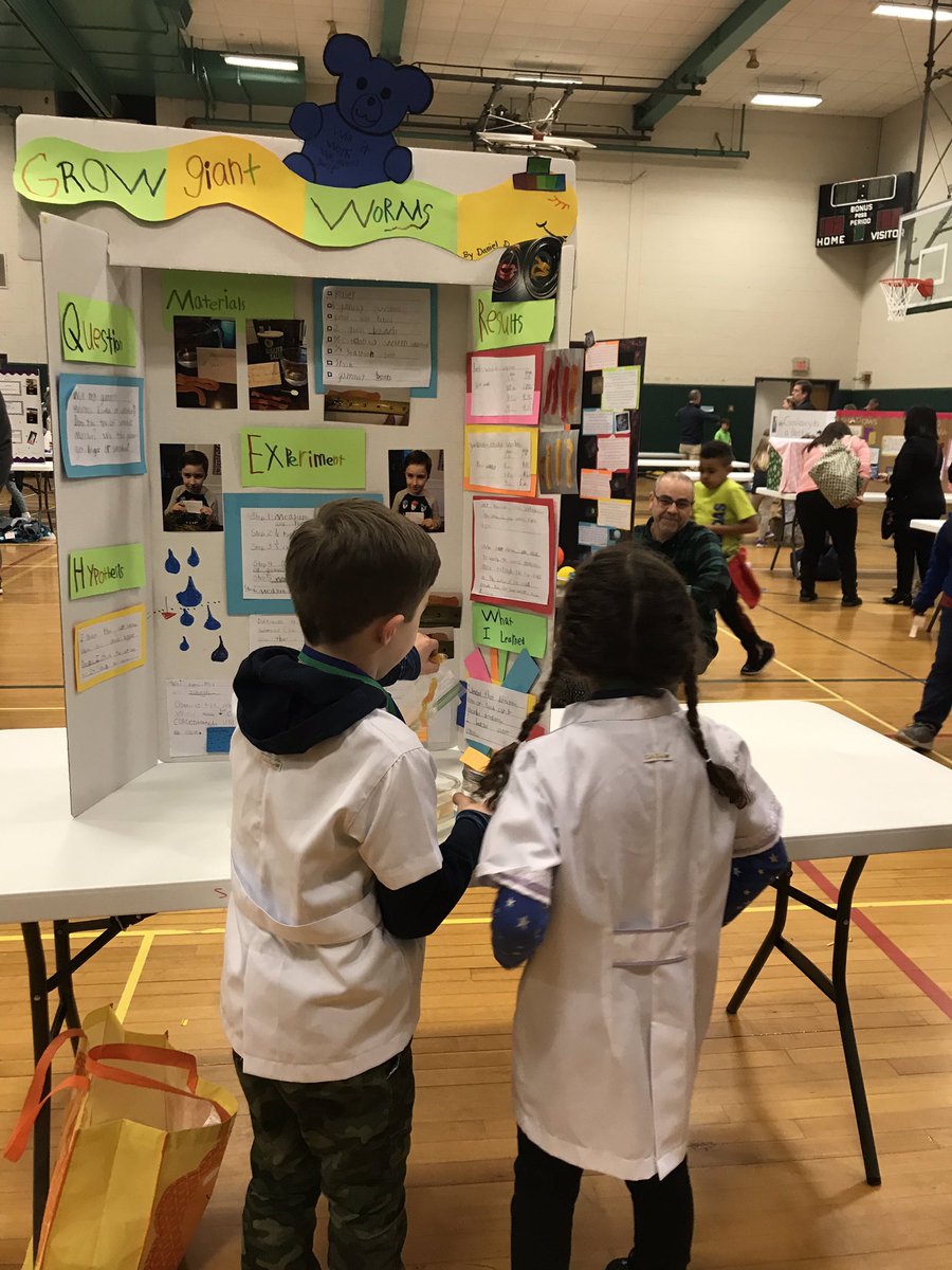 NMPSK5SCI's tweet photo. So many amazing scientists and engineers explaining their work at the Elementary Family Science Night on Tuesday!  @HPS_CT  @NES_CT https://t.co/8imVrmZfGx