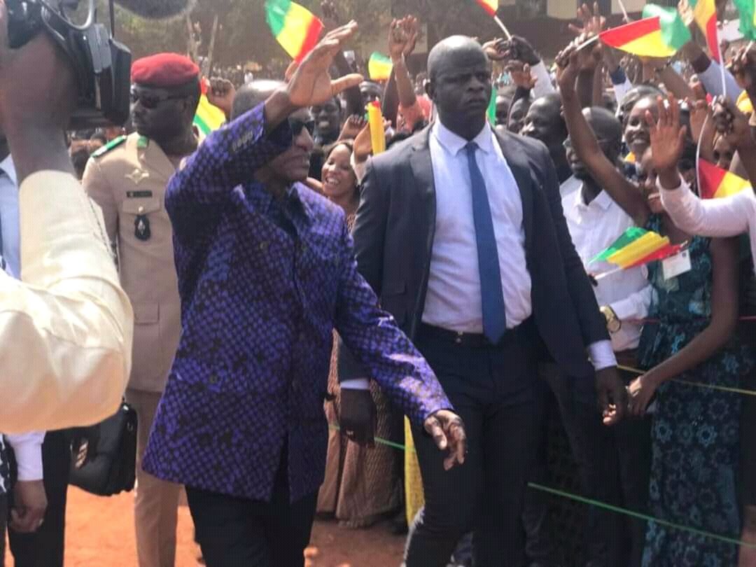 Ismaelgn2's tweet photo. L'@UGLCS a décerné à S.E @PresAlphaConde le Diplôme de Docteur #HonorisCausa en raison de son combat pour la promotion des jeunes et des femmes, l'émergence d'une #Guinee libre, juste
A l'occasion, le public a reçu du Professeur President un enseignement inspirant et enrichissant https://t.co/ee8mmmasc4