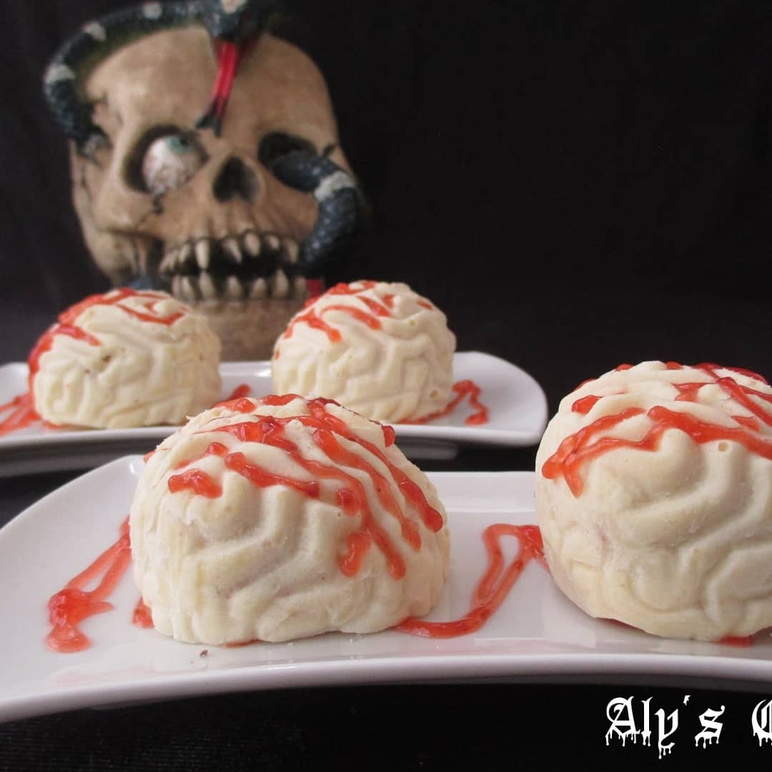 Esto es lo mas parecido a unas vísceras que me he comido en mi vida 😂😂 😂
Cerebros de chocolate blanco y galletas, que formaron parte de la fiesta de calaveras.
Puedes ver el paso a paso aquí:
alyscakes.blogspot.com/2019/03/cerebr…
 #recetasfaciles #halloween #alyscakes #alyscakesblogspot