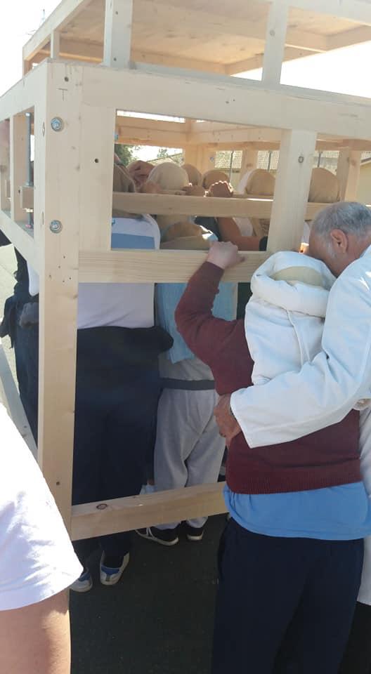 Hoy costaleros de San Gonzalo y La Exaltación han acudido a San Juan de Dios para realizar un ensayo en compañía y colaboración de todos los chavales con capataces como "Pollero" , E.Moreno y Reguera.