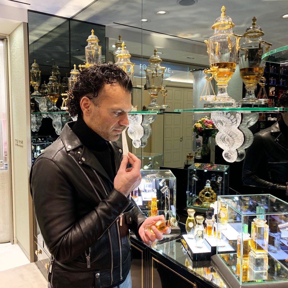 RojaDoveHP's tweet photo. We had the pleasure of spending the afternoon reminiscing with one of our first customers Dariush @Persolaise about one of his favourite perfumes; Poivre by Caron. #ScentMemories #NationalFraganceweek #Harrods https://t.co/wlI04ulnNl