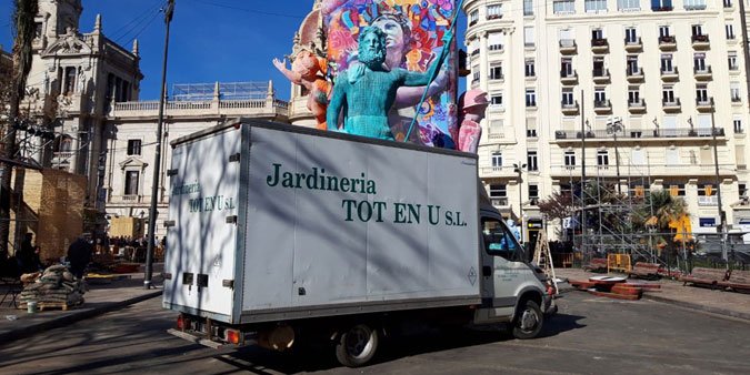 GardenTotEnU's tweet image. Entre máquinas y botes de spray, hemos intervenido en ese remate final, sólo con piedra blanca de más calibre que el habitual, metros cuadrados para cubrir e ir encajando los bloques de piedra que rodean la falla Procés Creatiu de @Pichiavo. #Fallas19 
totenu.com/fallas-2019-re…