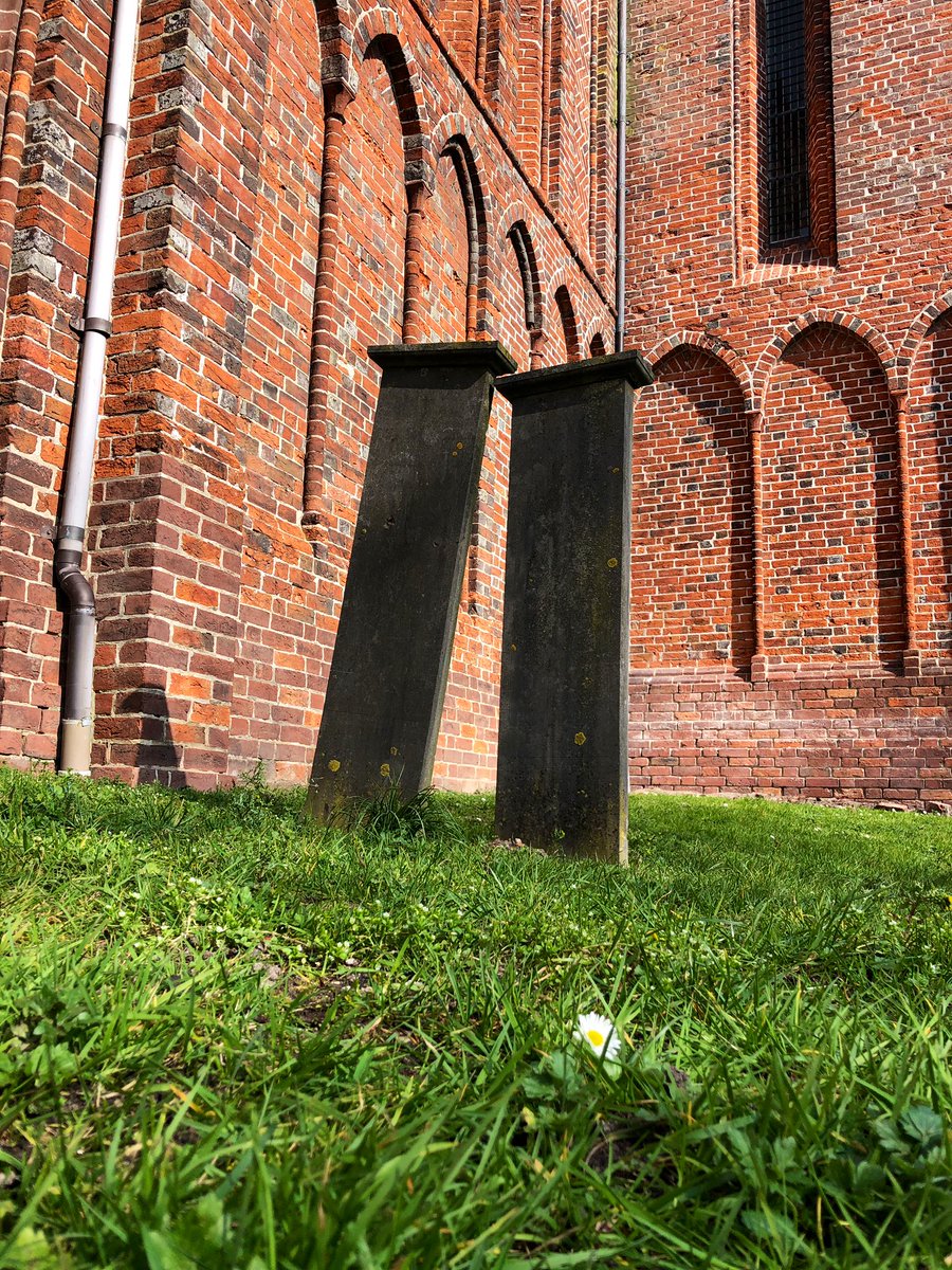 DanielOudman's tweet photo. Het bestaat echt. #Liefde #onafscheidelijk. #zerken #kerk #zuidbroek #groningen #werk mooie zerken met graftrommels er in @Funerairtje trouwens. https://t.co/R8Pq1p3oRe