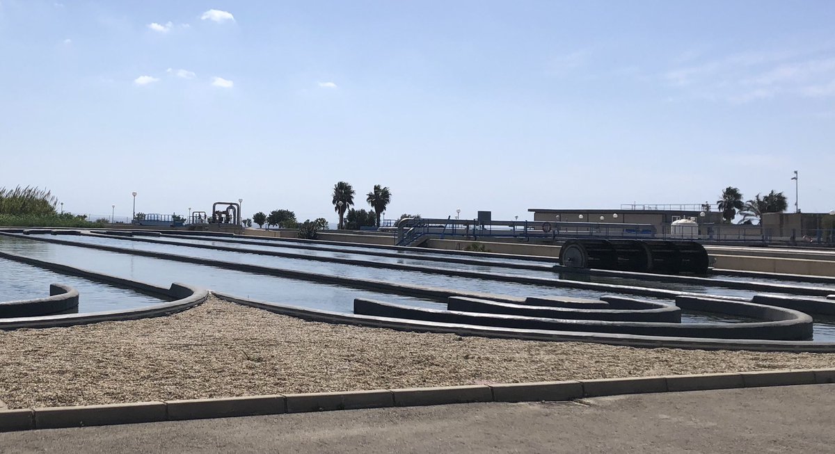 PEalmeria2030's tweet photo. 💧En el #DiaMundialdelAgua nos hemos ido a la depuradora del Toyo, donde hay una zona de tratamiento con microalgas ¿Sabes que el agua depurada sirve para riego de zonas verdes y campo de golf? Porque cada gota cuenta 💦#economiacircular #ODS6 https://t.co/uMWxjLsqtr