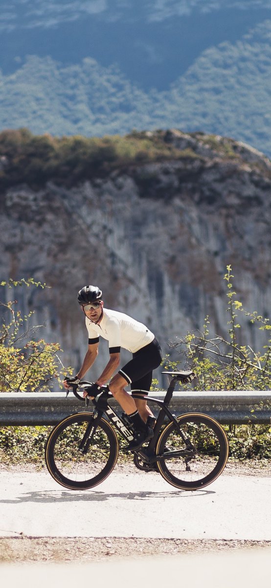 hzubeldia's tweet photo. Black and white ⚫️⚪️
@etxeondo_ #summercolection #orhi #kom 
@TrekBikesSpain #madone @Bontrager 
📸 joseba fernandez https://t.co/Is6NepZU4x
