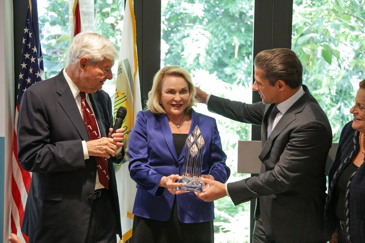 LAUSDSup's tweet photo. A tireless advocate for education, devoted public servant &amp; trailblazer…this is @MDCPS School Board Chair @MDCPSPHantman. Congratulations on this well-deserved recognition from the Miami-Dade City/County Management Association &amp; Miami-Dade County League of Cities. #MDCPSinspires https://t.co/4bo3j0XIs6