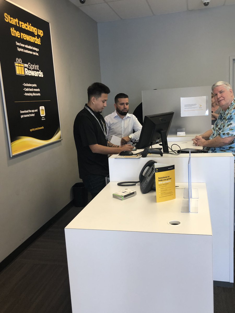 Store visit in Scottsdale with <a href="/AlexanderAlum/">Alexander Alum 🇺🇸 🇵🇷📱🐻⬇️</a> getting ready for an amazing SSS tomorrow!  #SuperstarCMteam!  <a href="/AntyFlores/">Anthony Flores</a> <a href="/CherylKeeler8/">Cheryl Keeler</a> <a href="/kkwestisbest/">kevin kunkel</a> <a href="/KimGreenKerr/">Kim Kerr</a> <a href="/SprintBIZ_SW/">SprintBIZ_SW</a>