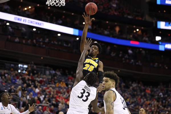 uiowa's tweet photo. Hawks win! Go Hawks!!! #marchmadness #FightForIowa 🖤💛🏀 https://t.co/MHXD84EwXk
