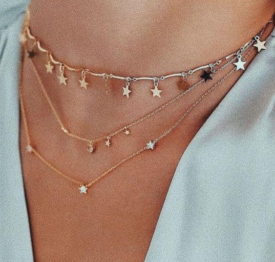 Depende del largo de tu cuello podrás utilizar diferentes tamaños de cadenas escalonadas.
<a href="/Lorenmeshu/">Loren Meschoulam</a>