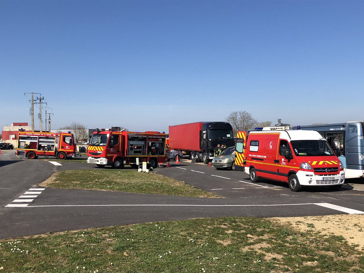 AdrienGransagne's tweet photo. [#Formation] 1 vingtaine de stagiaires de toute la 🇫🇷 pour 1 semaine dédiée au #secours routier &amp; #IUV. Mises en situation professionnelles &amp; échanges techniques, sur la prise en charge des victimes accidentées de la route. L’évolution des véhicules nous impose cette adaptation ! https://t.co/kA9Gf64wep