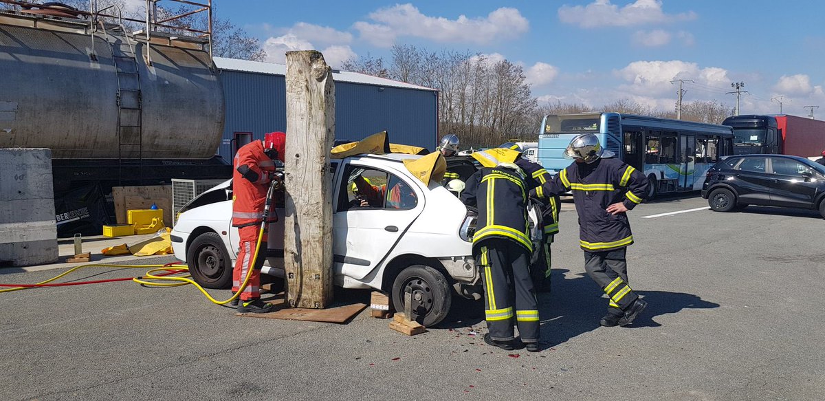 AdrienGransagne's tweet photo. [#Formation] 1 vingtaine de stagiaires de toute la 🇫🇷 pour 1 semaine dédiée au #secours routier &amp; #IUV. Mises en situation professionnelles &amp; échanges techniques, sur la prise en charge des victimes accidentées de la route. L’évolution des véhicules nous impose cette adaptation ! https://t.co/kA9Gf64wep