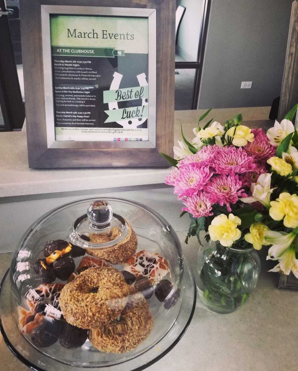 metro59apts's tweet photo. Spring, is that you? Brightening the clubhouse with freshly cut flowers and delicious treats! 
*
*
*
#metro59 #springtime #freshflowers #doughnutsarelife #lovewhereyoulive #springishere https://t.co/qhehHwaoMA