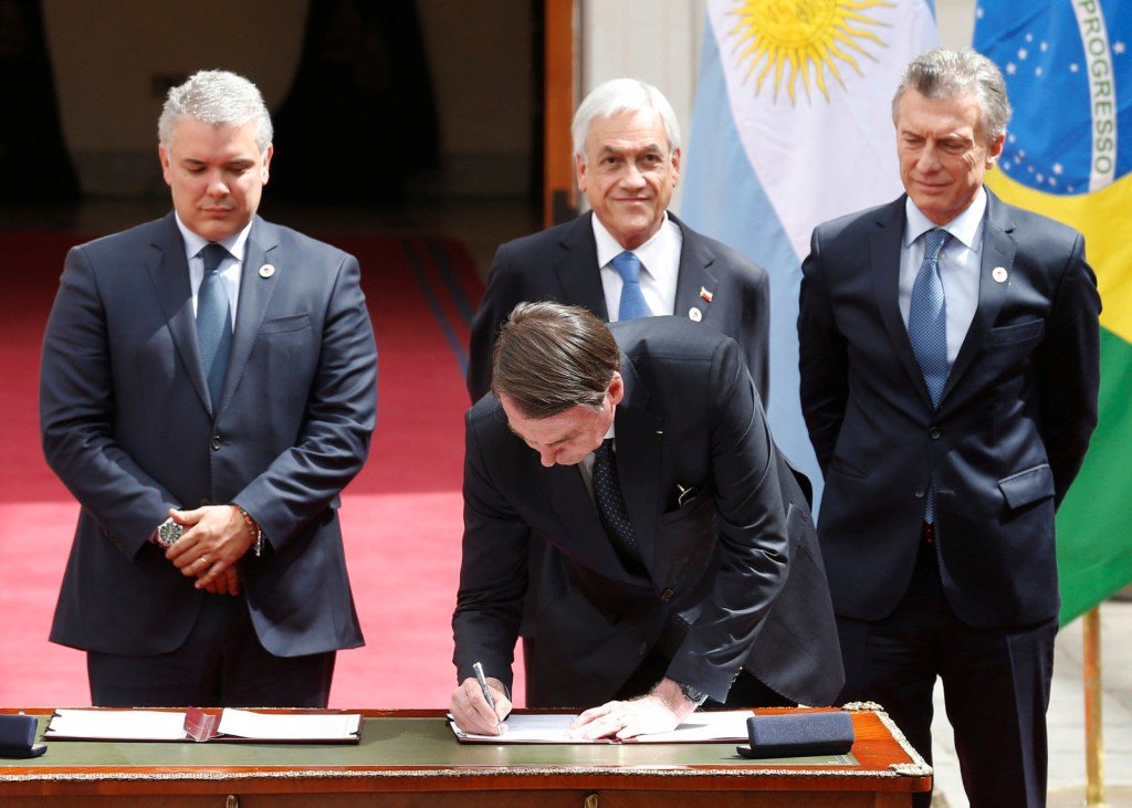 KrintNet's tweet photo. Líderes sul-americanos assinam documento para criação do #Prosul #bolsonaro https://t.co/rBu6qTmtUy https://t.co/UvEyway0Hn