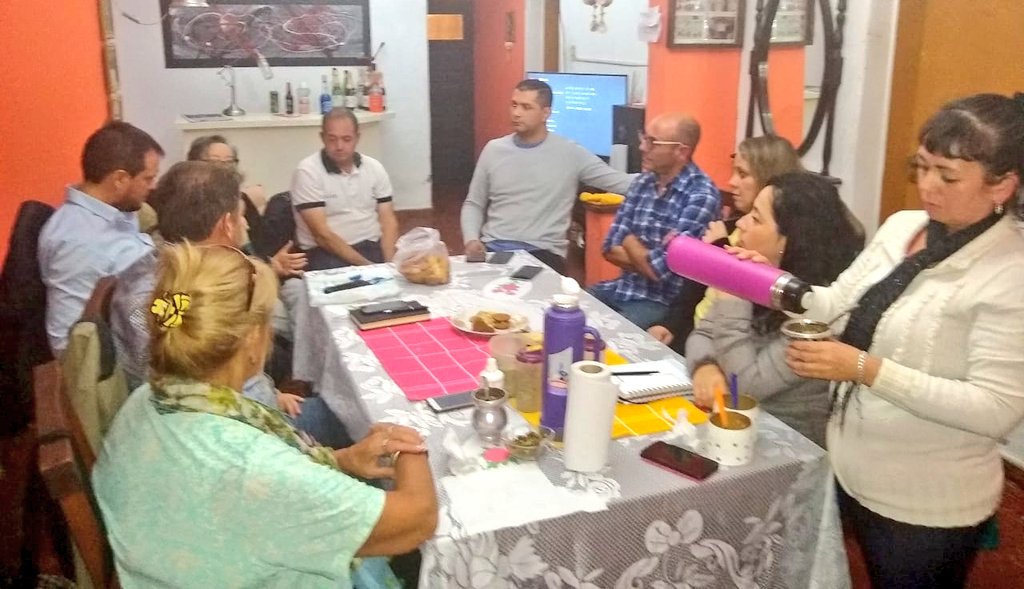 FCivicodeCba's tweet photo. En B° Güemes nos recibió Gregoria en su casa e invitó a sus vecinos para compartir un hermoso momento para escuchar, acompañar, proyectar y construir con ellos, la ciudad que necesitan. #LuisJuez2019 #JuezVuelve #CordobaCambia https://t.co/Dj6N7YTAHw