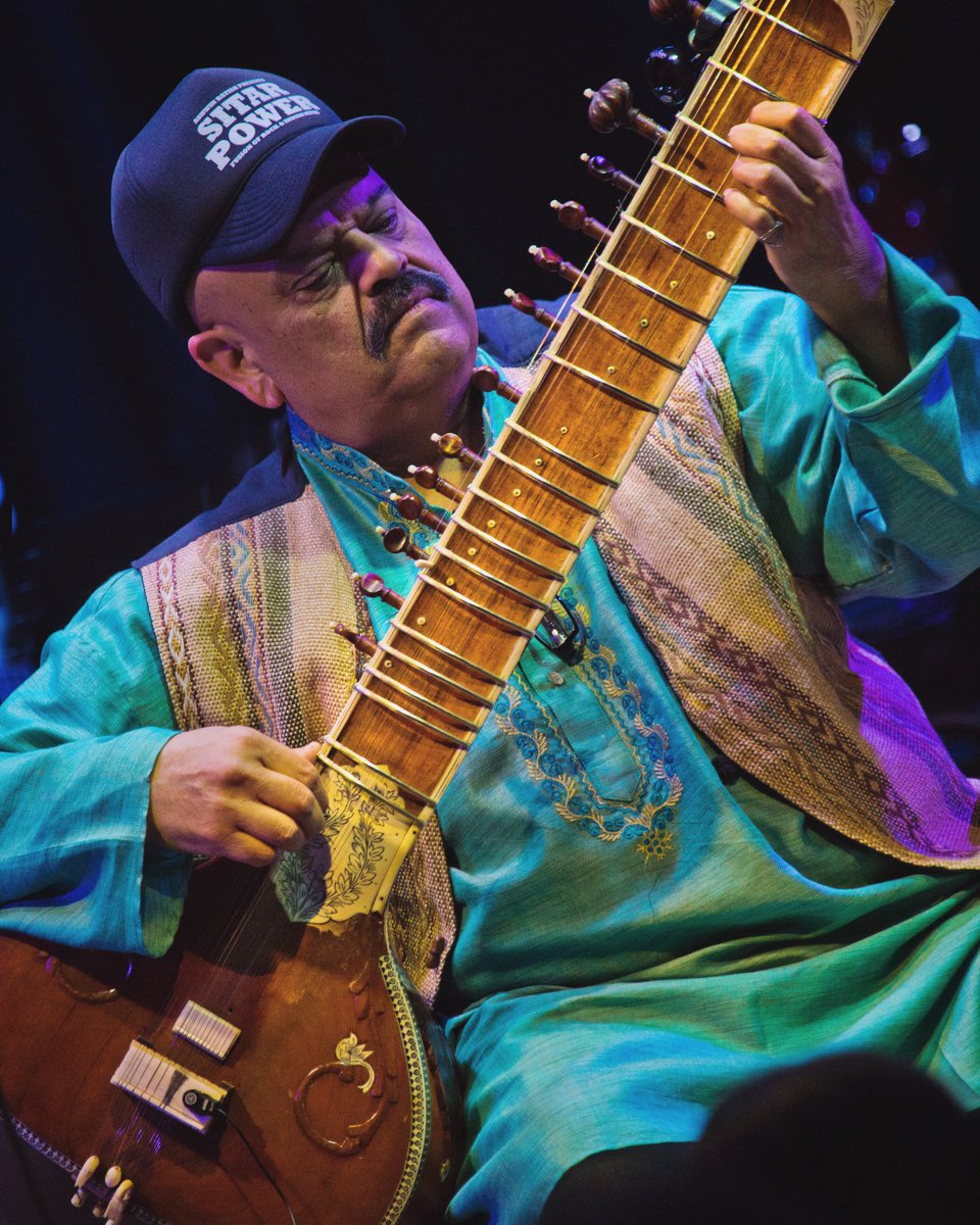 kuumbwajazz's tweet photo. Always a joy to welcome our good friend Ashwin Batish back to the Kuumbwa stage! (📷: r.r. jones) #kuumbwajazz #santacruz #ashwinbatish #sitarpower #sitar #concertphotography @Ragmala @Batishs https://t.co/kTZnBsTDHD
