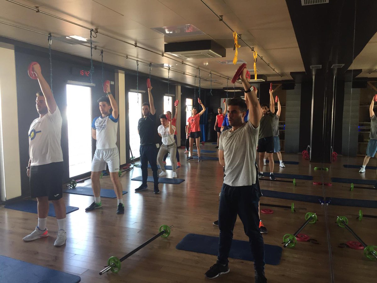 CEI_Tartessos's tweet photo. Esta tarde, nuestros alumnos del ciclo superior de Enseñanza y Animación Sociodeportiva han realizado una clase de HIIT (High Intensity Interval Training) #GSTEAS #GSTAFAD #HIIT #entrenamientoaltaintensidad #EstudiaFPenCórdoba @TOPHEALTHSL @CEI_Tartessos @centrostafad https://t.co/rcxoHRMZr0