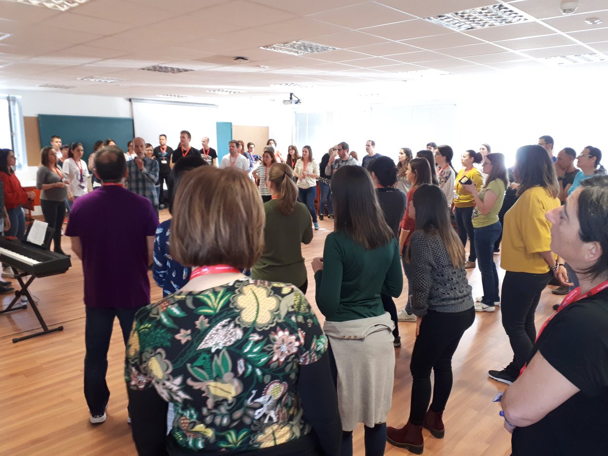 iandradega's tweet photo. Sacamos las #habilidades21 para los talleres #ConEuterpe19. "Lo vocal empieza por perder el miedo y sentir el cuerpo." Soprendente taller de Musica coral con.#DavidAzurza
No te poerdas la entrevista que le ha hecho @JdeK_radio @susanarctrancho #ValladolidConEuterpe https://t.co/4PIatOqAbl