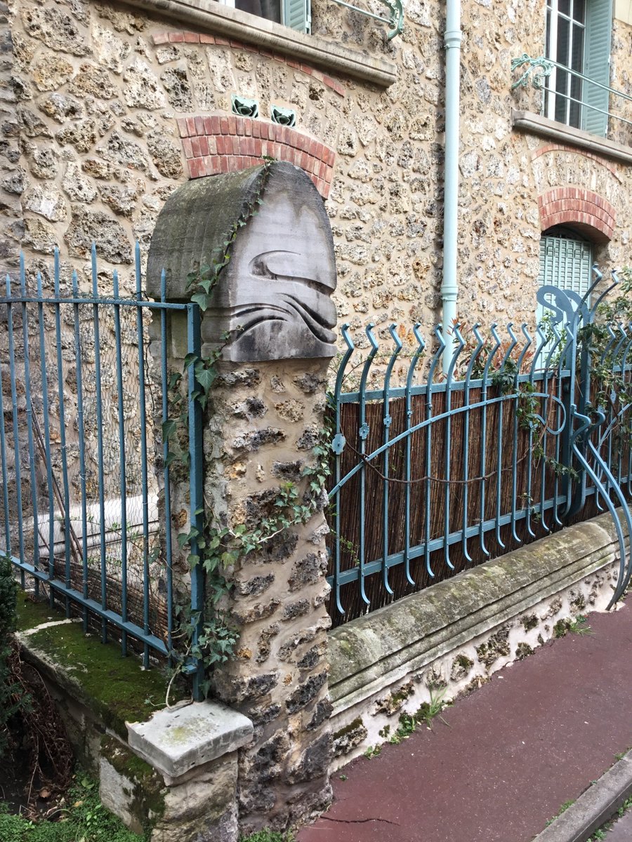 HolzmanMossBott's tweet photo. Malcolm Holzman's Parisian musings:

Every incident is drawn. It doesn’t matter if it is a stone detail, diminishing rosettes or inscribed stonework. Guimard drew it all. https://t.co/hcYVSe3wYl