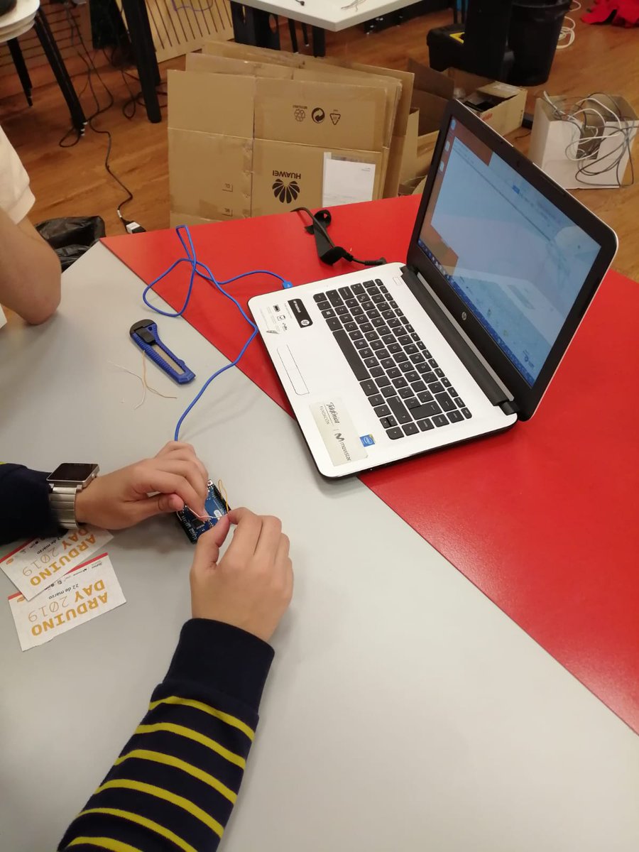gurisesunidos's tweet photo. [AHORA] Estamos participando del #ArduinoDay 😄🤖🙌 junto a @Ftelefonicauy @UTECuy @RoboProk @MARK_Robots Obra Social San Martín y Rescatando Sonrisas. https://t.co/St2q0cxfGi