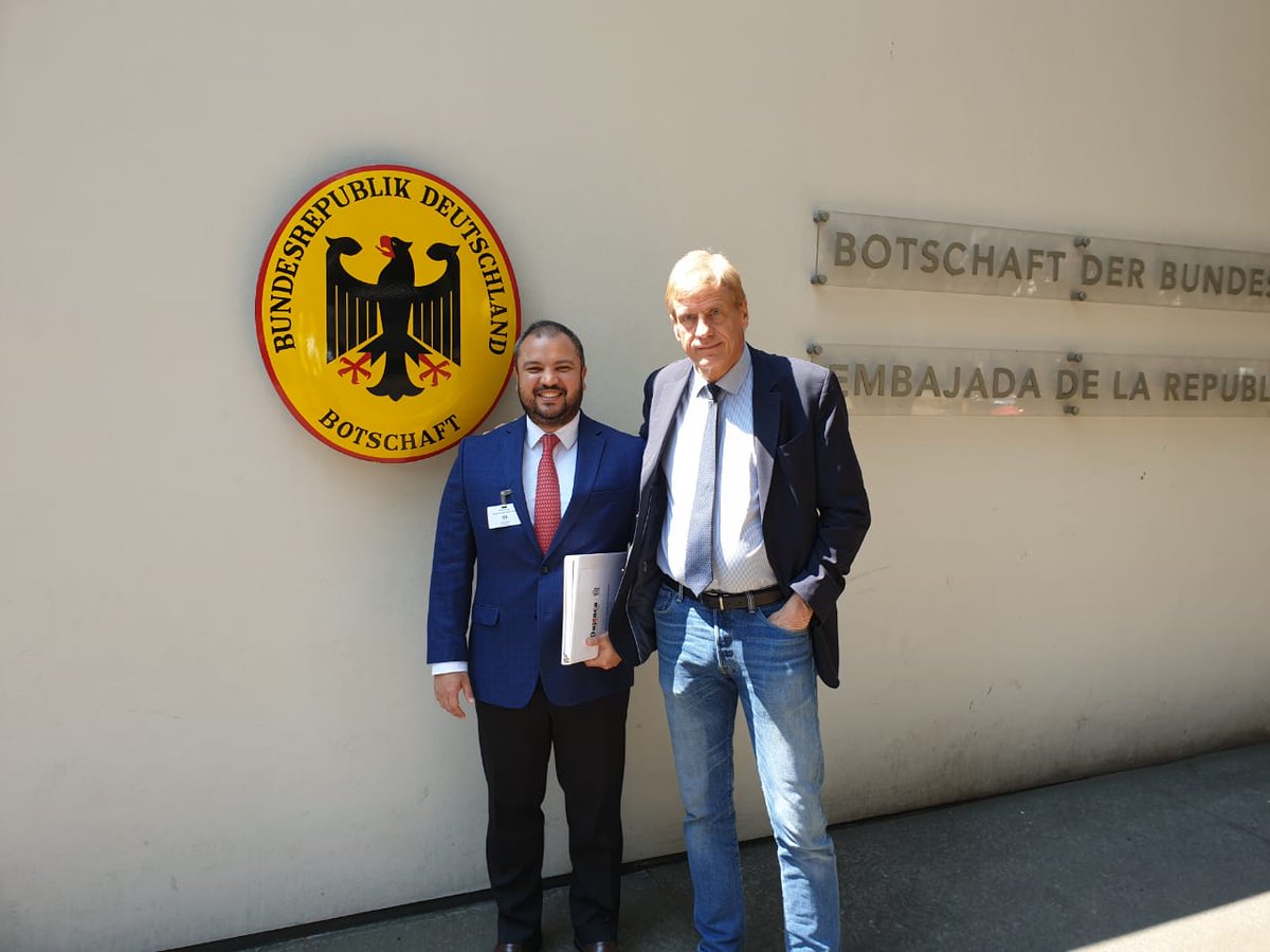 Memo_Zamora's tweet photo. Con el consejero de agronegocios Martin Nissen de la @AlemaniaMexi  dialogamos acerca de la oportunidades que existen entre @GobOax y @RegierungBW para beneficio de nuestros productores de los sistema-producto | @alejandromurat @CGEFRI_GobOax  @Pedro_Matar https://t.co/UeHWMb8ZvF
