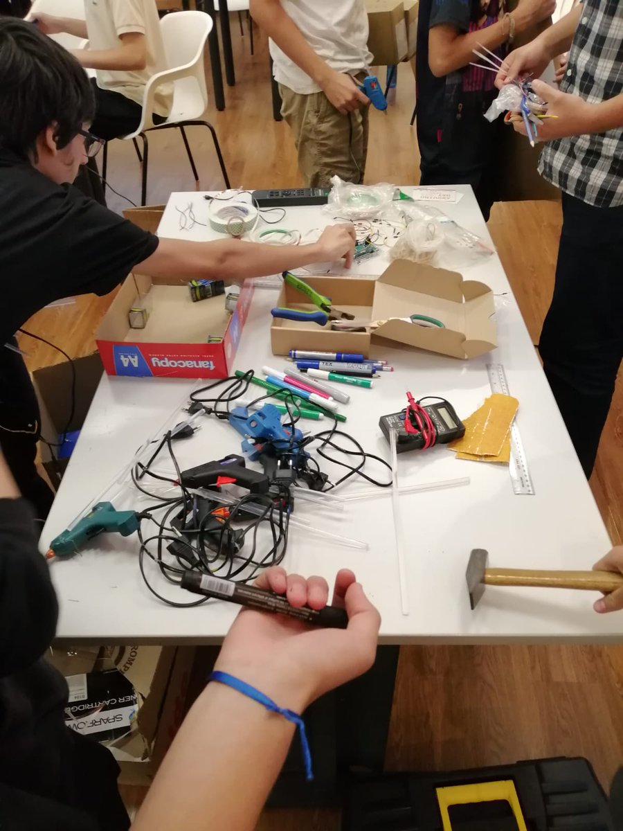 gurisesunidos's tweet photo. [AHORA] Estamos participando del #ArduinoDay 😄🤖🙌 junto a @Ftelefonicauy @UTECuy @RoboProk @MARK_Robots Obra Social San Martín y Rescatando Sonrisas. https://t.co/St2q0cxfGi