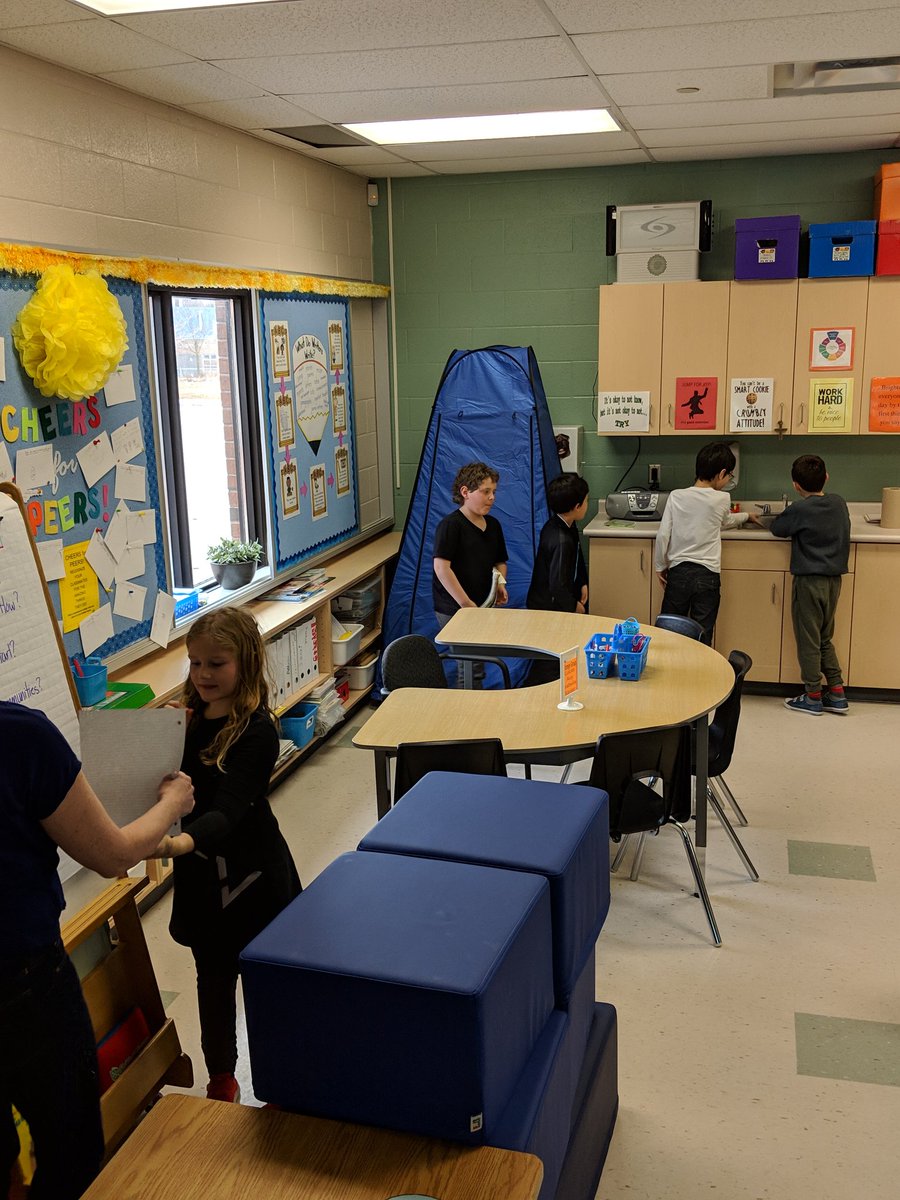 thestingersbuzz's tweet photo. Taking care of the learning space they love.  #modernlearningspaces https://t.co/F2UygyW5yo