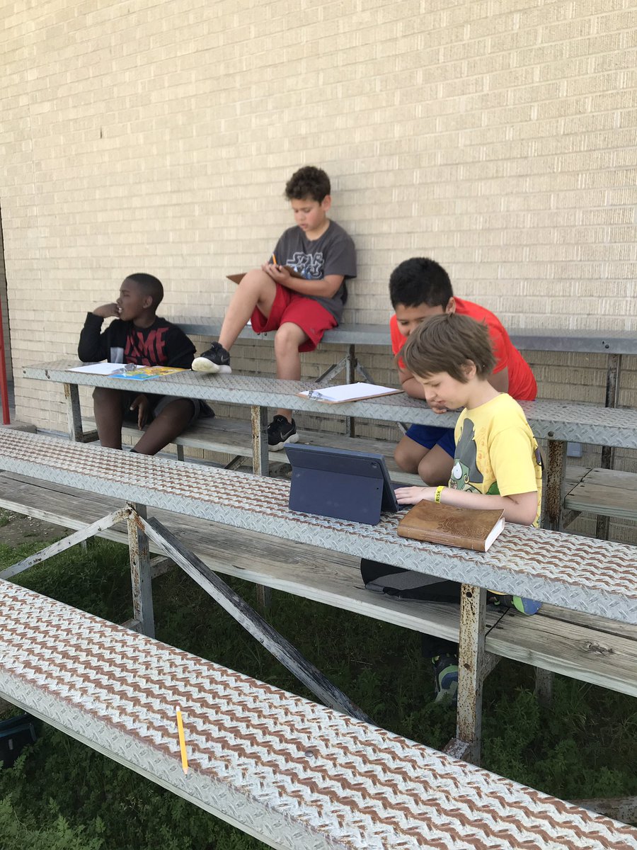 MsColemanSPE's tweet photo. Gorgeous day for writing compositions outside! ☀️ ✍️ https://t.co/WntiJK76gr
