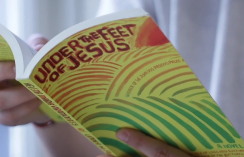 uoregon's tweet photo. “Under the Feet of Jesus,” by Helena María Viramontes, a story about the struggles faced by migrant farm workers in California, has been selected as the 2019 University of Oregon Common Reading book. https://t.co/tDEpwK7OR8 https://t.co/BFwr4RRw0h