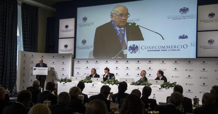 Confcommercio: rischio aumento Iva, un macigno da 52 miliardi per l’Italia ilsole24ore.com/art/notizie/20…