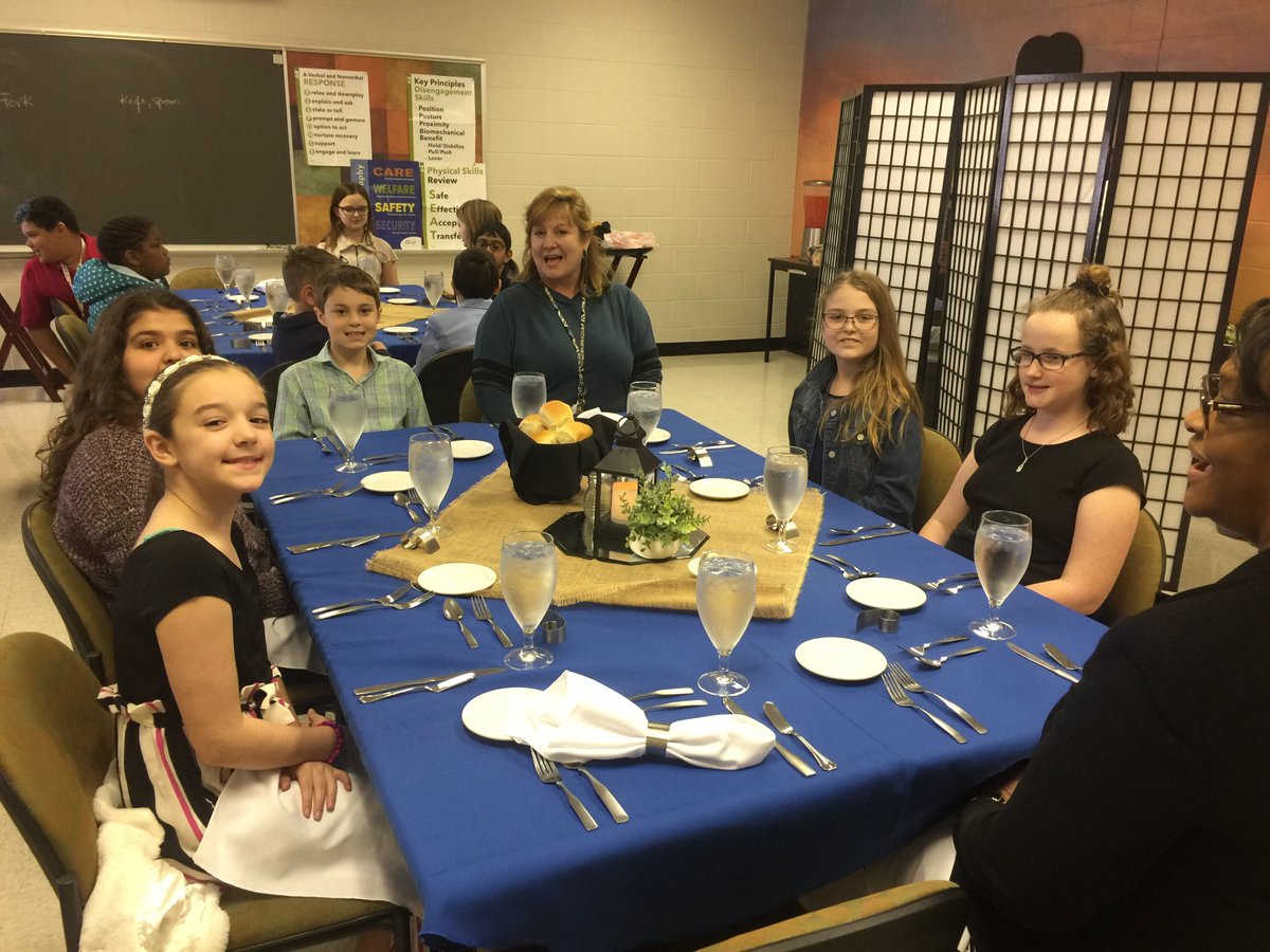 TriciaAMarshall's tweet photo. Bon Appetit! Tara Oaks Future Chefs enjoyed their meal served by non other than ⁦@ChefUlysse⁩! 👨🏻‍🍳 https://t.co/tW2TCVF4WO