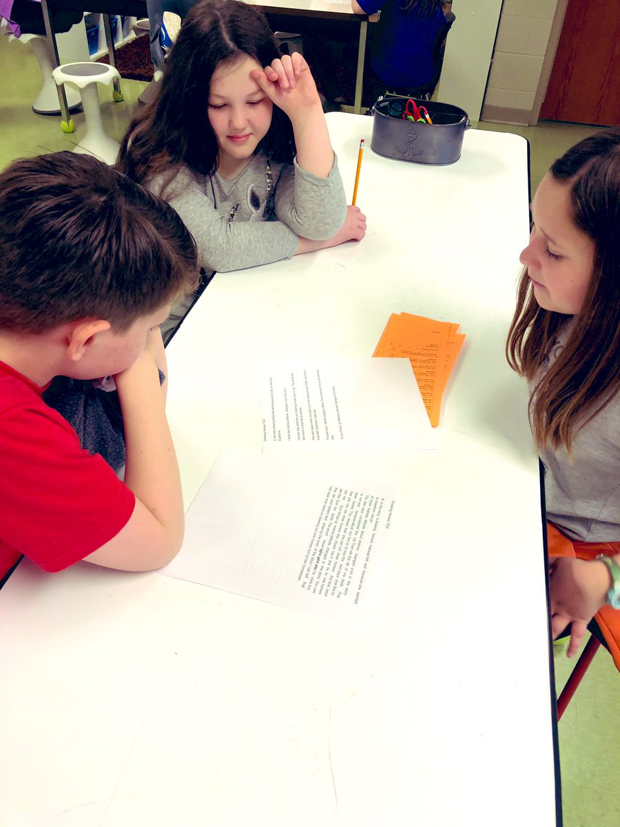apayne8821's tweet photo. Working on analyzing and scoring our fellow 4th grader’s work from Montgomery!! It’s TDA Time!! 🤘🏼📝 @teachandbeglad https://t.co/pXFFKgB92K