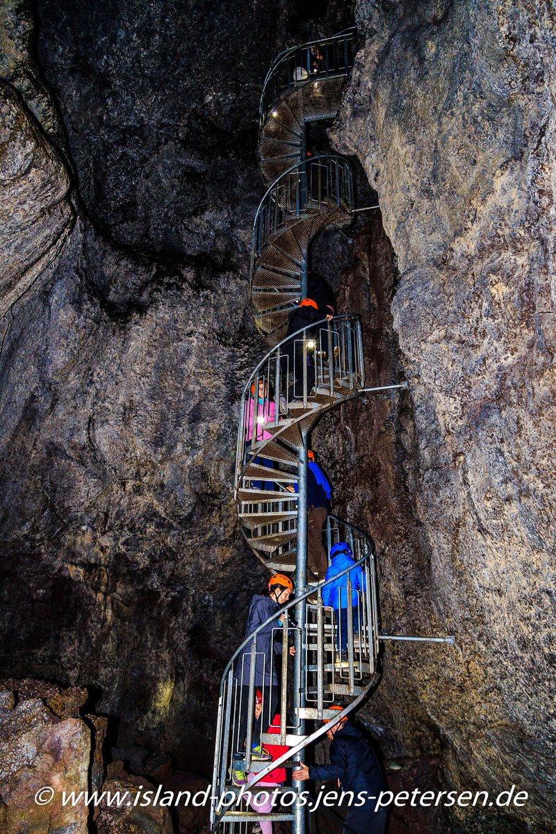 Island_Fotos's tweet photo. Einstieg in die Lavahöhle #Vatnshellir
#Iceland #Island #Roadtrip #Iceland_ig #Travel #Reise #europe_ig #Nature #adventure #photography #photo #foto https://t.co/Lc5lO0O4Ez