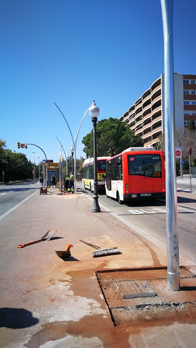 3orarch's tweet photo. Con lo sencillo que es adaptar las #farolas modelo Balmes a #LED y se opta por sustituirlas por unas nuevas. Y así #Barcelona sigue perdiendo su #identidad y su #esencia https://t.co/JUCZC2V2cq