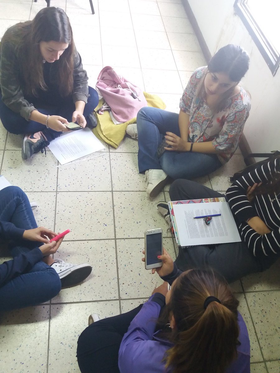 Psicoedufce's tweet photo. En la segunda clase del 2019, los estudiantes comparten narrativas autobiográficas. https://t.co/Zp4dBsEt5f