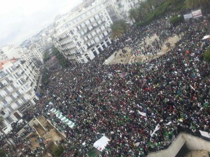 aghiles_g's tweet photo. Un seul mot à #Alger #Dégagez #JourneeMondialeDelEau #Algerie_manifestations #révolution_joyeuse #revolution_de_Sourire https://t.co/Sdrjr6H6OU
