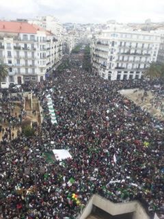aghiles_g's tweet photo. Un seul mot à #Alger #Dégagez #JourneeMondialeDelEau #Algerie_manifestations #révolution_joyeuse #revolution_de_Sourire https://t.co/Sdrjr6H6OU