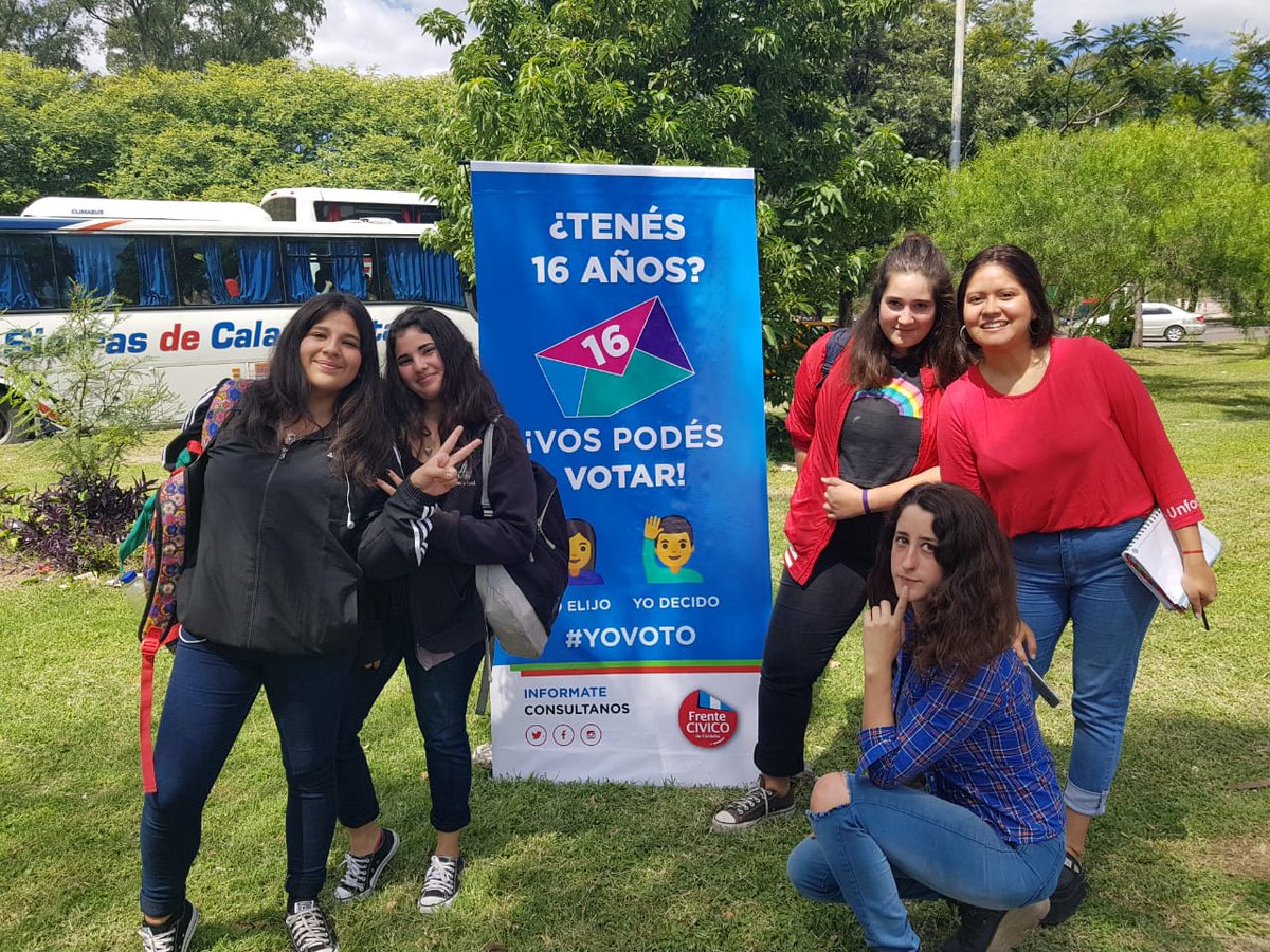 FCivicodeCba's tweet photo. Los chicos del Instituto Córdoba se informan sobre su derecho al voto.
Ellos participan, ellos eligen, ellos votan!!!
#JuezVuelve 
#LuisJuez2019 
#CórdobaCambia https://t.co/CgNbhWGMQB