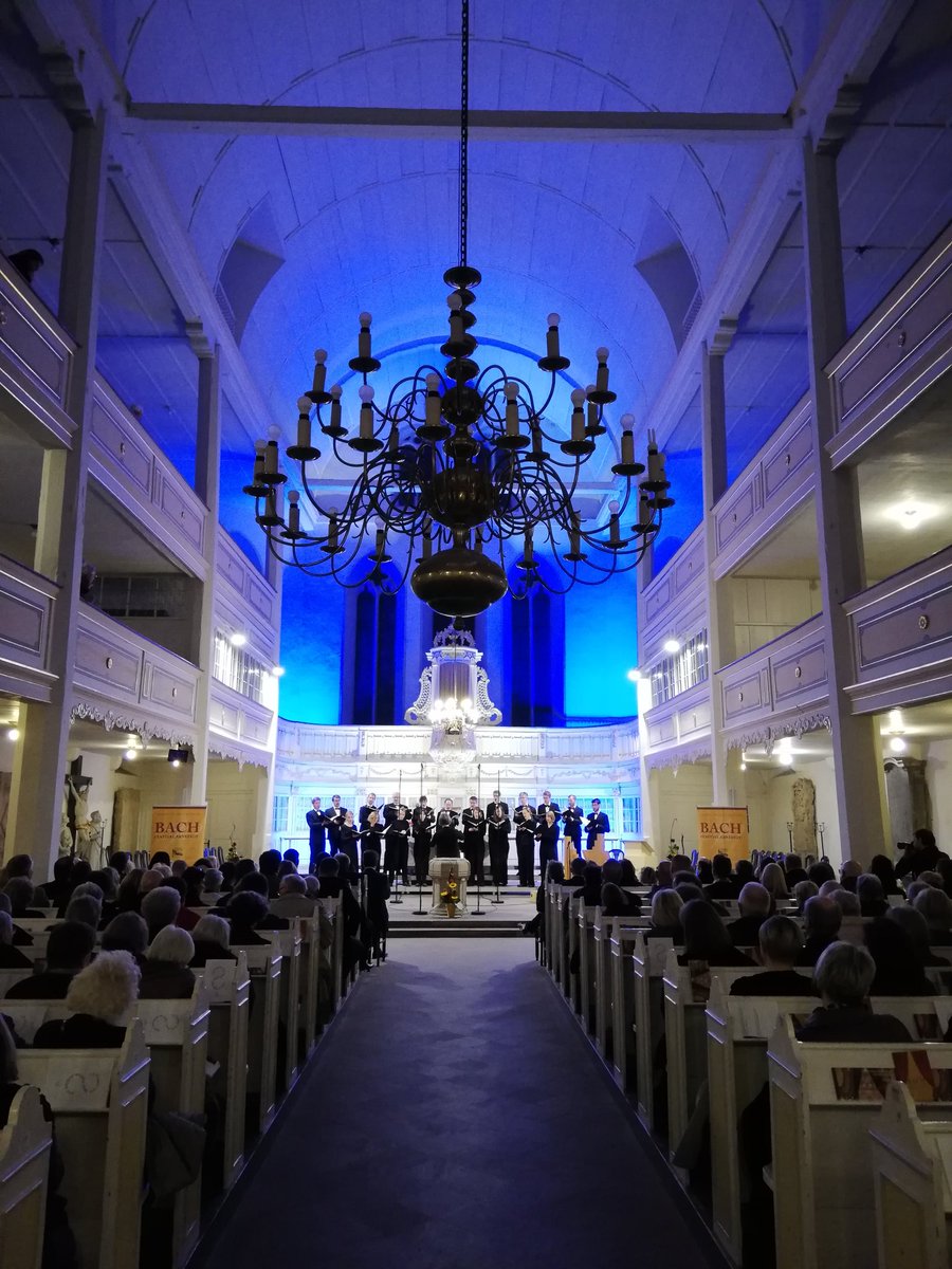 Das Konzert „Gesungenes und Gezupftes“ mit dem Norddeutschen Kammerchor und dem Duo Ahlert &amp; Schwab in der gut gefüllten Bachkirche läuft. #Bach #Festival #Arnstadt #JSB