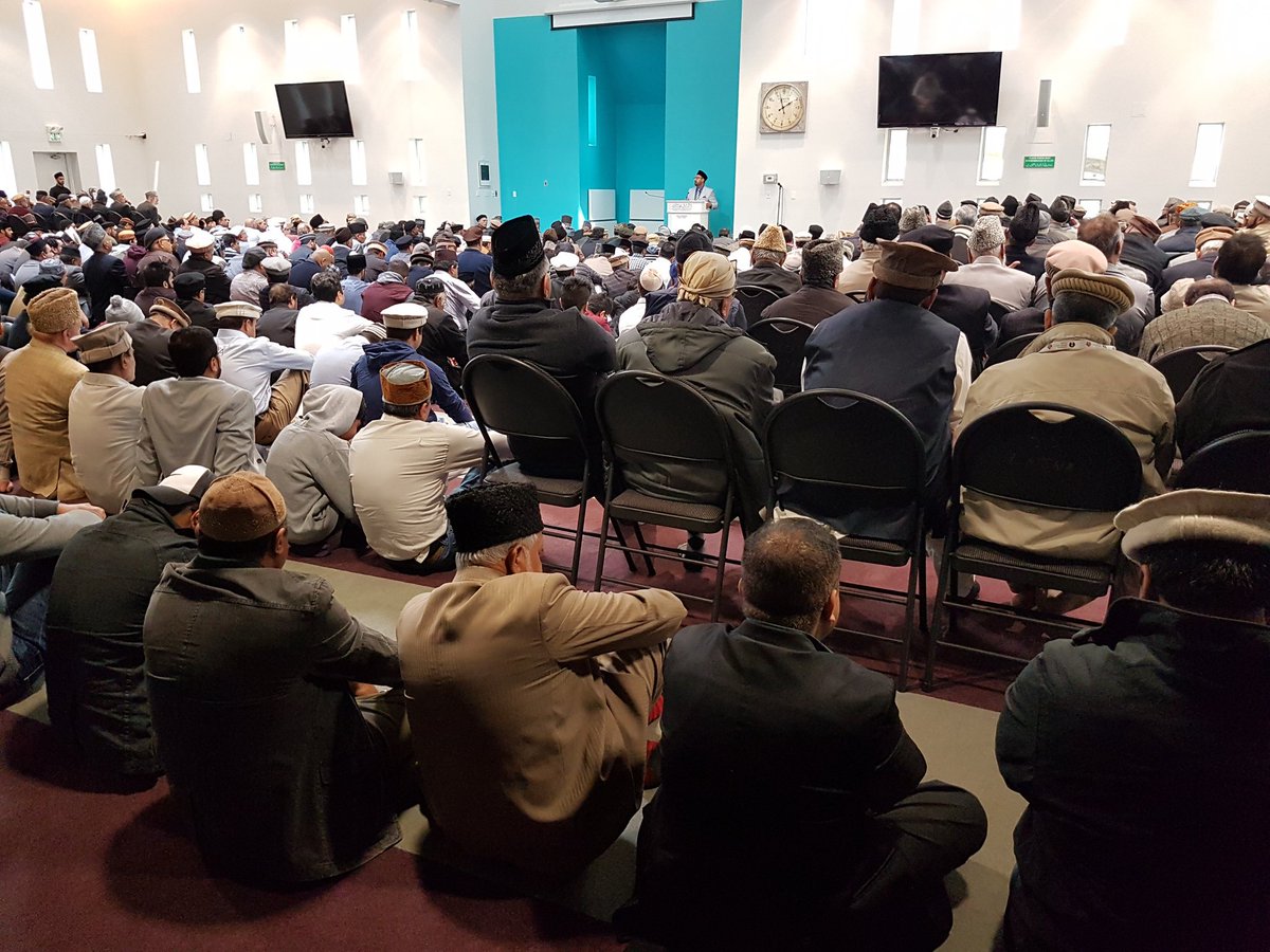 BlawalAleem's tweet photo. Members of the Christian and Jewish Community are currently braving the cold and surrounding the Baitul Islam Mosque in Vaughan, ON, as thousands of Muslims offer their Friday Prayers, love will always conquer hate #VisitAMosque #NewZealandMosqueAttack #NewZealandTerroristAttack https://t.co/Sp1HjUy3ky
