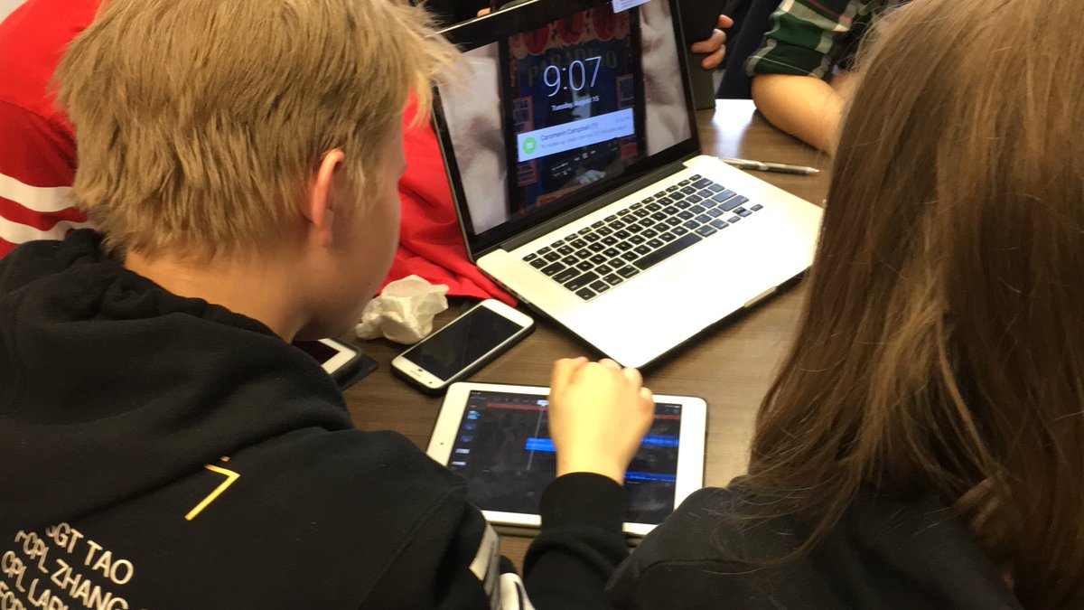 RHHSshowcase's tweet photo. And today, the Grade 9 STEAM and grade 12 Com Tech  students got to learn about “Sound for Film” from a musician 🎥🎙🎼 @RHHS_YRDSB @TeamRhhs https://t.co/gPPH1V8G5E