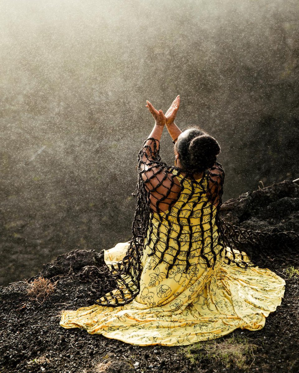 HawaiiBigIsland's tweet photo. "For the native, for the Kanaka Hawaii, hula is the bridge to our authenticity and our identity." -Kaumakaiwa Kanakaole, Kumu Hawaii #HawaiiRooted
The Primal Power of Hula: https://t.co/GOVAiTCsT8 https://t.co/UtQhzCLHay