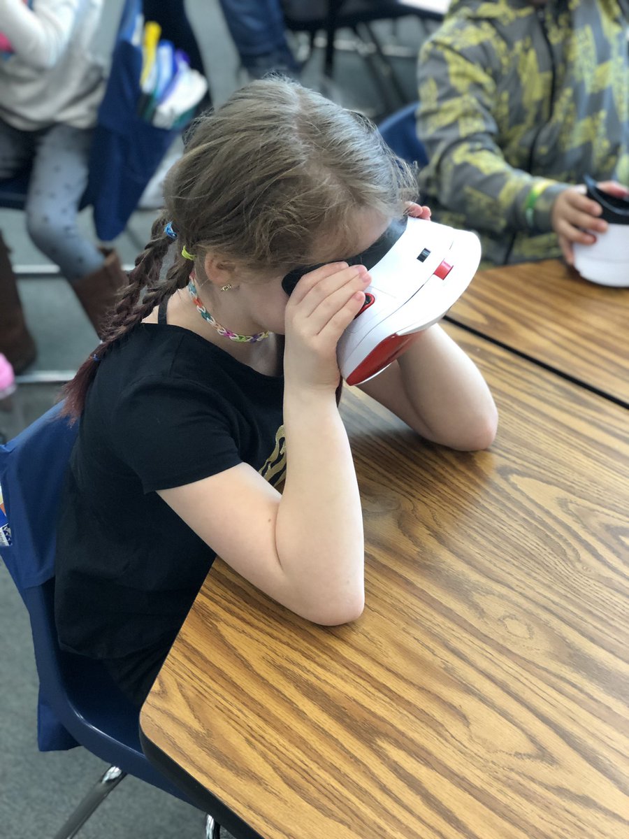 MsTiffCosta's tweet photo. When crazy hair day and a virtual habitat tour land on the same day!! @Classroom206 #engaged64 @RooseveltD64 https://t.co/6O7UMYdPJi
