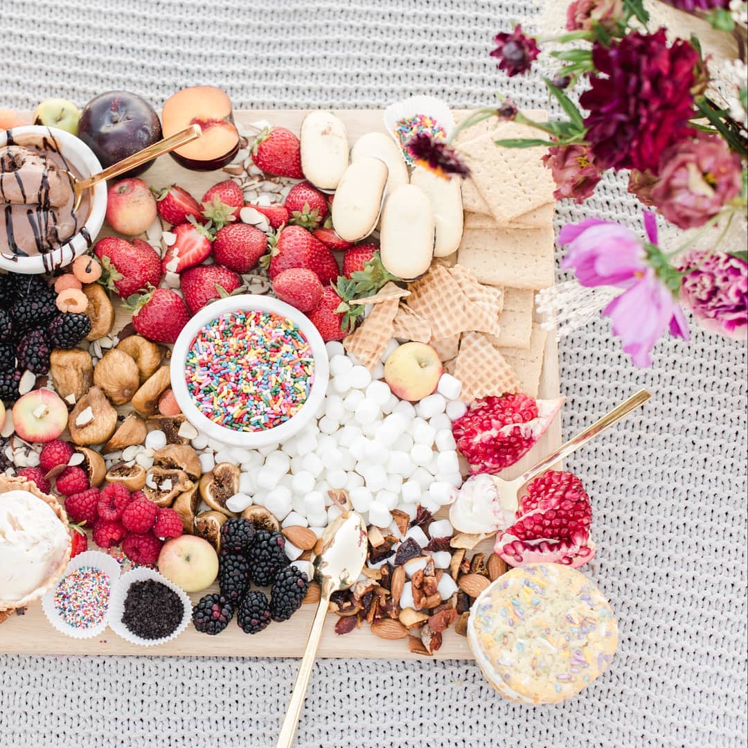 ThirstyNest's tweet photo. Grab your friends, and your sweetheart...it's time to celebrate the weekend with a sundae party! (Regram via @smpliving, Photography: @sanazphotography, Production: @beinspiredpr, Florals: @larkfarnumdesign, Ice Cream: @coolhaus) #thirstynest #giftbetter #winespiritregistry https://t.co/dtwutmvZ5H