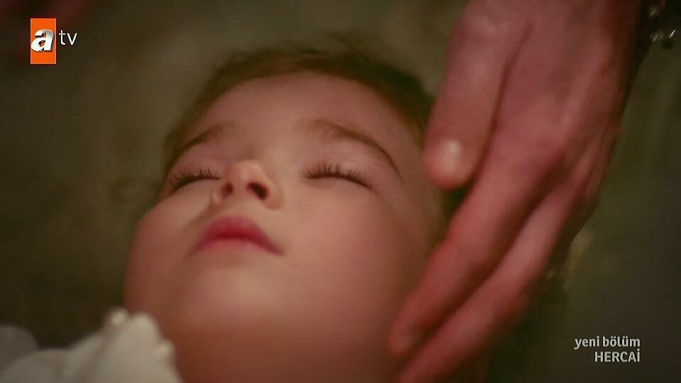 Ya sen miniğe de bak, nasıl rol yapıyor yahu. #Hercai