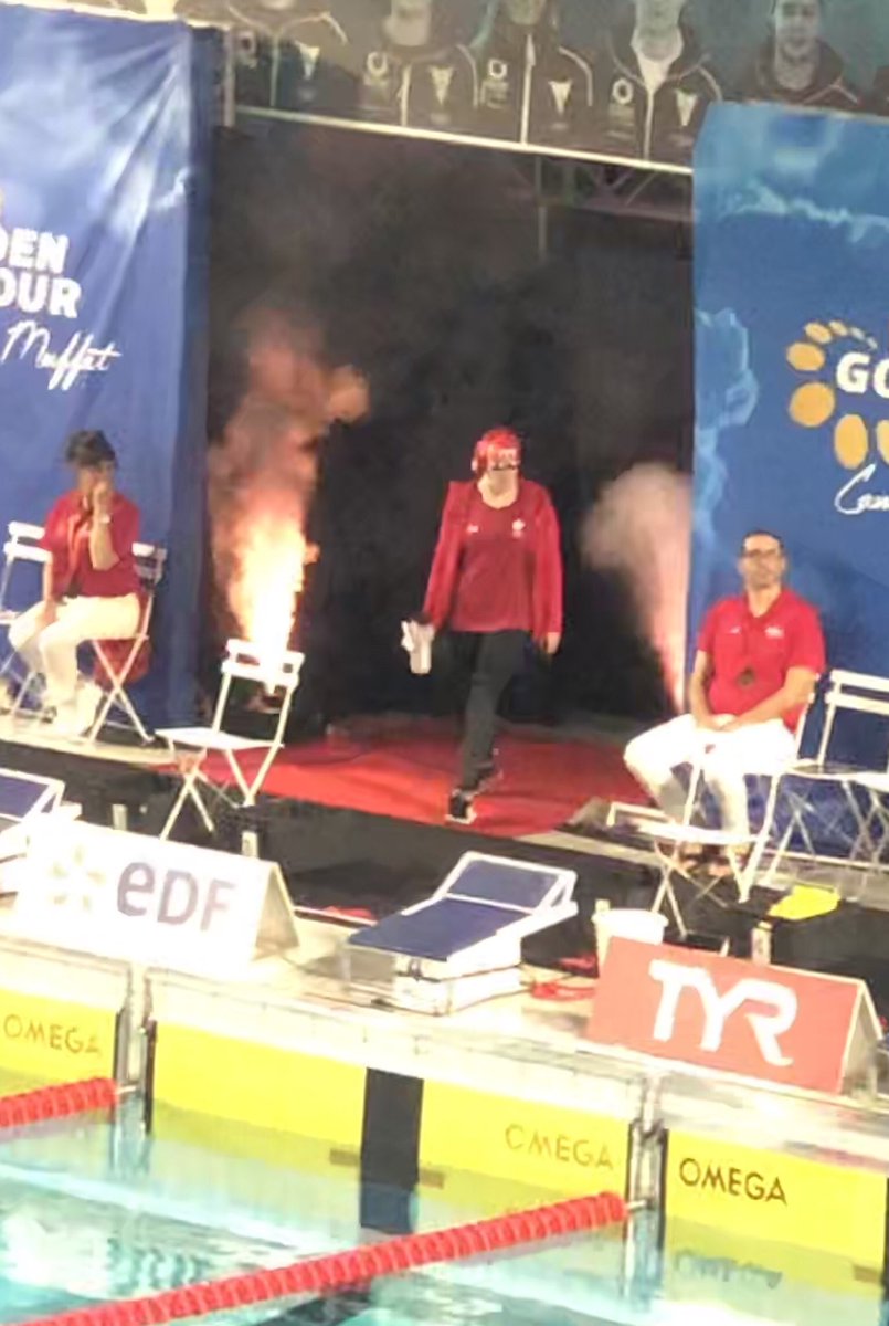 HawkiEye70's tweet photo. @AlishamiaXx @SwimWales makes the entrance with smoke lights music and big cheers @MeetingOpenMed for A final 400m free alongside Mireia @ClubBelmonte @StockportMetro https://t.co/9IXfbZDbvR