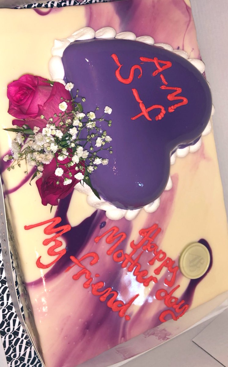 isaradeee's tweet photo. @aanidani مبدعين آني وداني في المناسبات سواء البراندنق او الافكار اخذنا امس الكيكة اللي بالبلو بيري واليوم هذه وفيه بوكس جميل تفتحونه وتشتغل اغنيه امي ❤️👍🏼 https://t.co/IEWbejB1g9