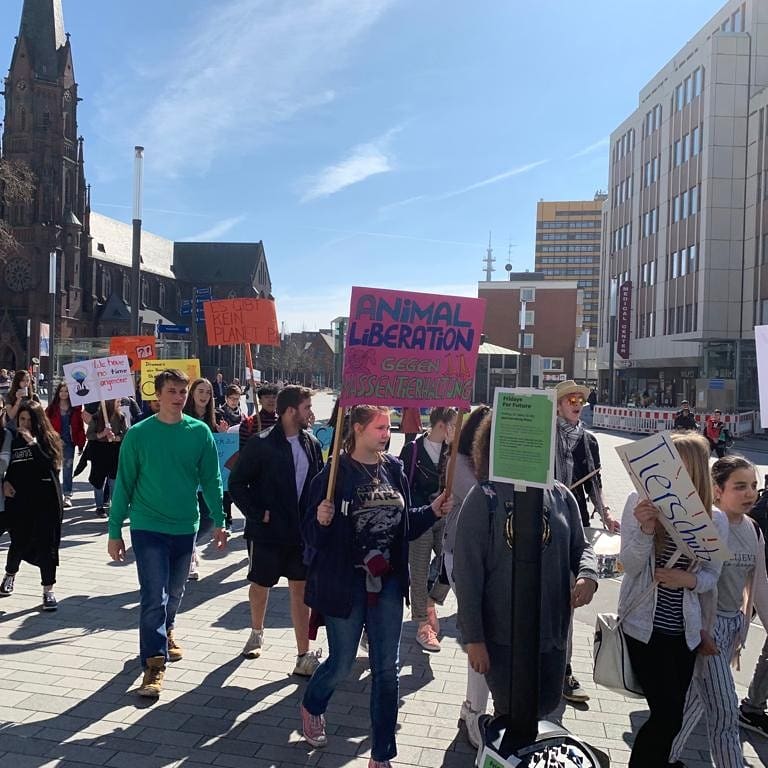 Fridays for Future Gelsenkirchen (@fff_ge) on Twitter photo Heute fand erfolgreich unsere 2. Fridays For Future Gelsenkirchen Aktion statt! 100 Leute und haben alle gemeinsam gleichberechtigt demonstriert. Hier ein paar Bilder von heute. #fridaysforfuture #fridaysforfuturege #climatestrike #schulstreik #gelsenkirchen Heute fand erfolgreich unsere 2. Fridays For Future Gelsenkirchen Aktion statt! 100 Leute und haben alle gemeinsam gleichberechtigt demonstriert. Hier ein paar Bilder von heute. #fridaysforfuture #fridaysforfuturege #climatestrike #schulstreik #gelsenkirchen