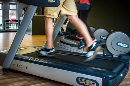 ivl_com's tweet photo. There is no magic way to burn fat! However, there are some ways to burn fat faster or more effectively by increasing the metabolic rate. Here are 5 tips that can help your body burn more fat at a faster rate. 
https://t.co/uPaq7eR1D4 https://t.co/7CRlNcyGT4